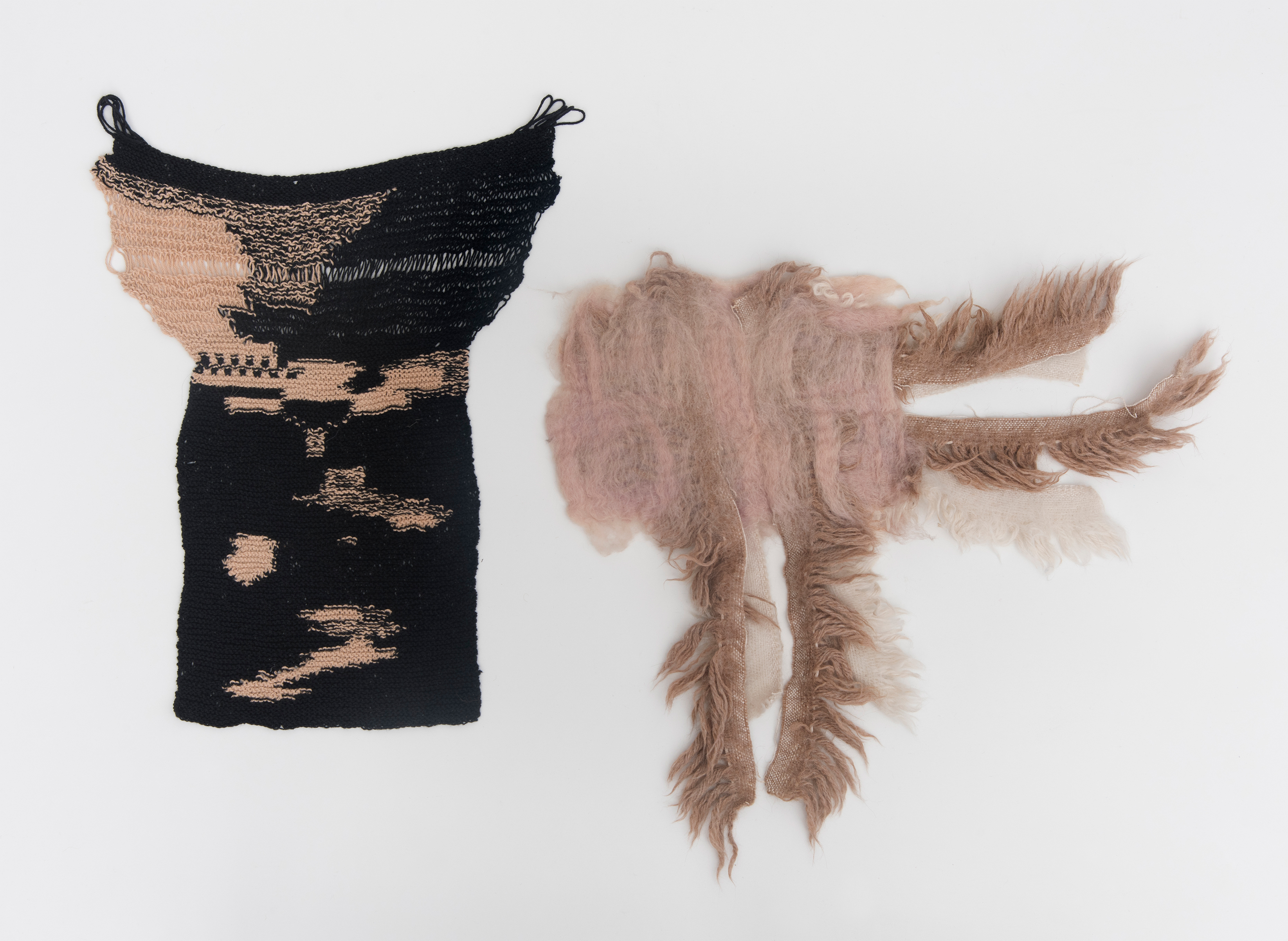 Obra de la serie Covers de Alejandra Mizrahi. Dos objetos tejidos con hilo de algodón y fieltro amasado